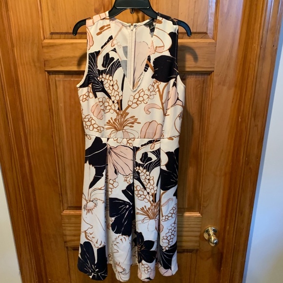 Ann Taylor Pleated Floral V-neck Dress Size 2 - Picture 2 of 6
